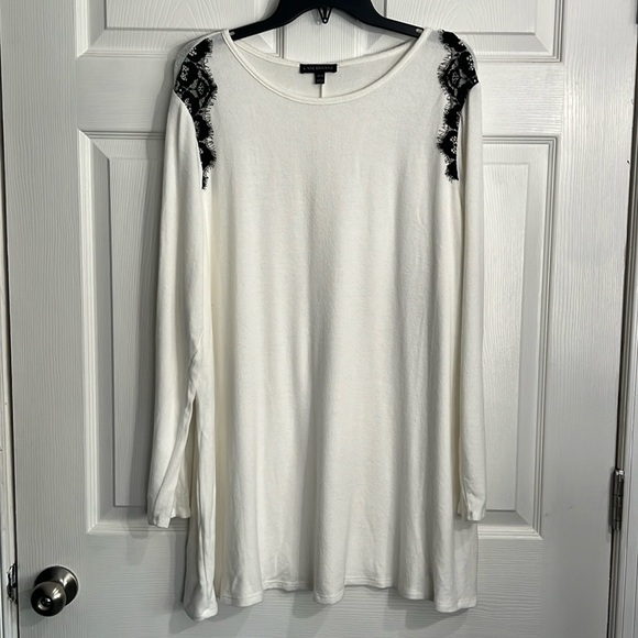 Lane Bryant women’s ivory top with black lace on the shoulders - Size 18 - 20. - Picture 1 of 6
